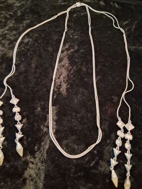 Vintage Silver-Tone Layered Lariet Necklace with Geometric Drop Quartz Accents